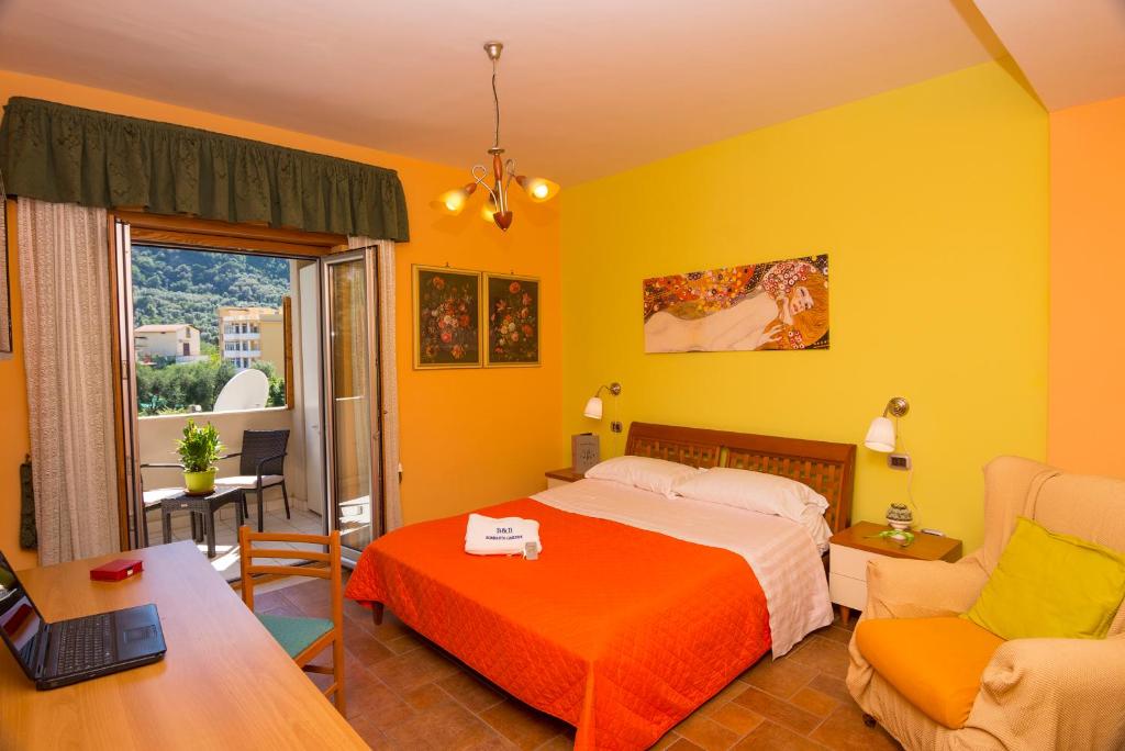 b&b Sorrento Garden في سورينتو: غرفة نوم بجدران صفراء وسرير واريكة
