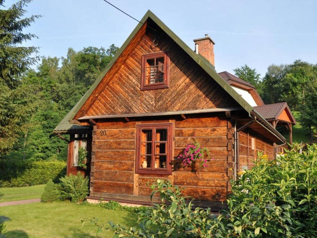 a log cabin with a gambrel roof at Dunia - Dom na wyłączność in Kazimierz Dolny