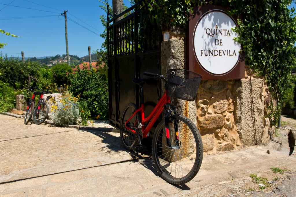 Jízda na kole v ubytování Quinta De Fundevila -quinta privada nebo okolí