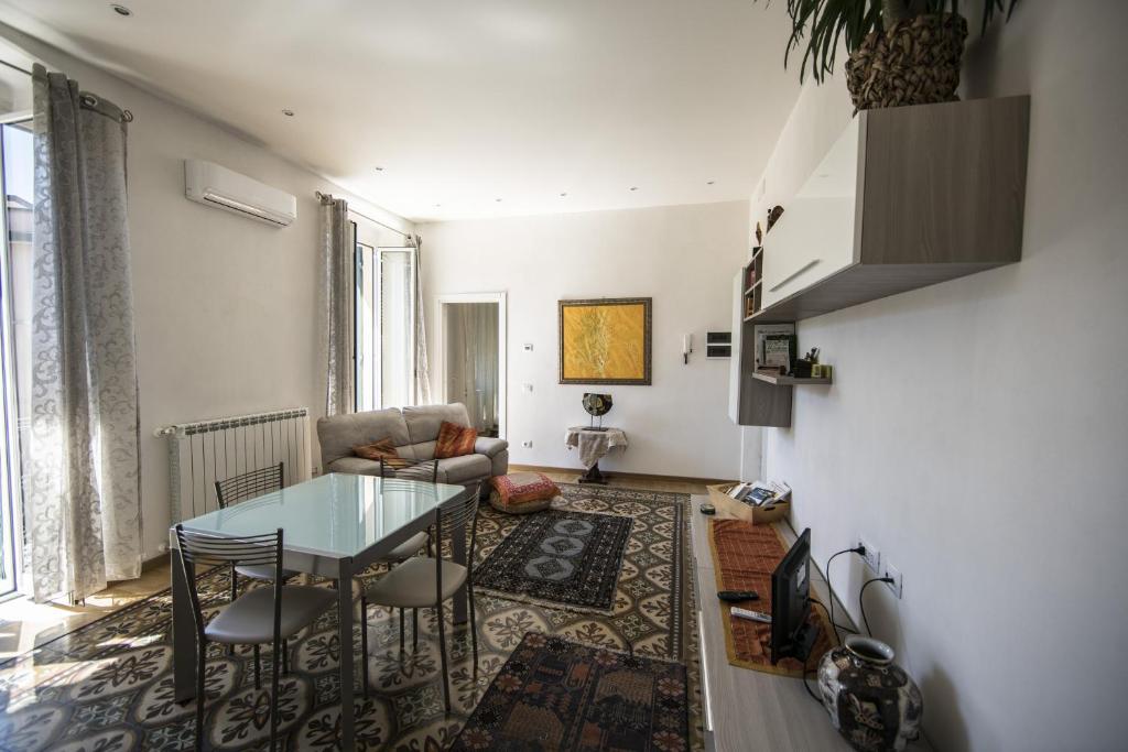 sala de estar con mesa y sillas en Annalisa's flat, en La Spezia