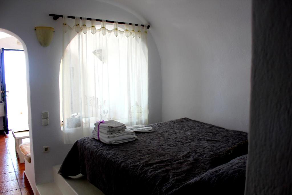 Deluxe Double Studio with Outdoor Hot Tub and Caldera View