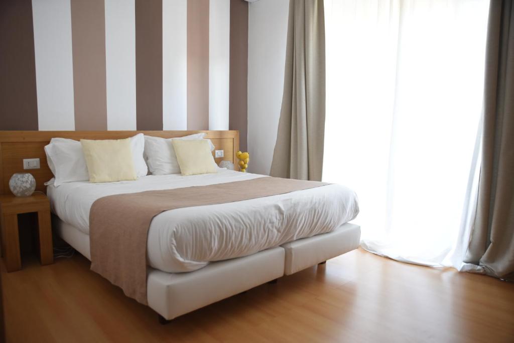 1 dormitorio con cama y ventana grande en The Night Guest House, en Sorrento