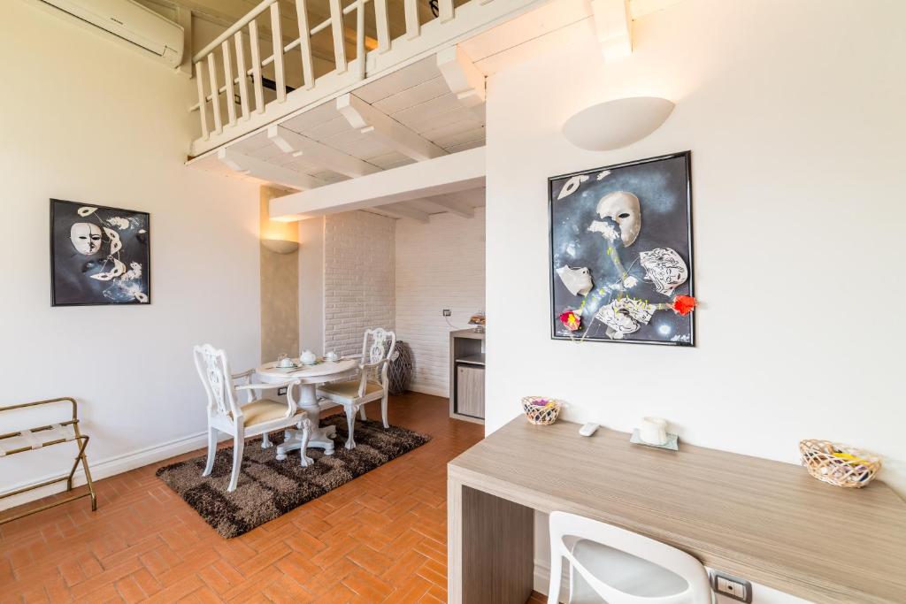ein Wohnzimmer mit einem Tisch und einem Esszimmer in der Unterkunft Le Residenze del Tenore in Romano di Lombardia