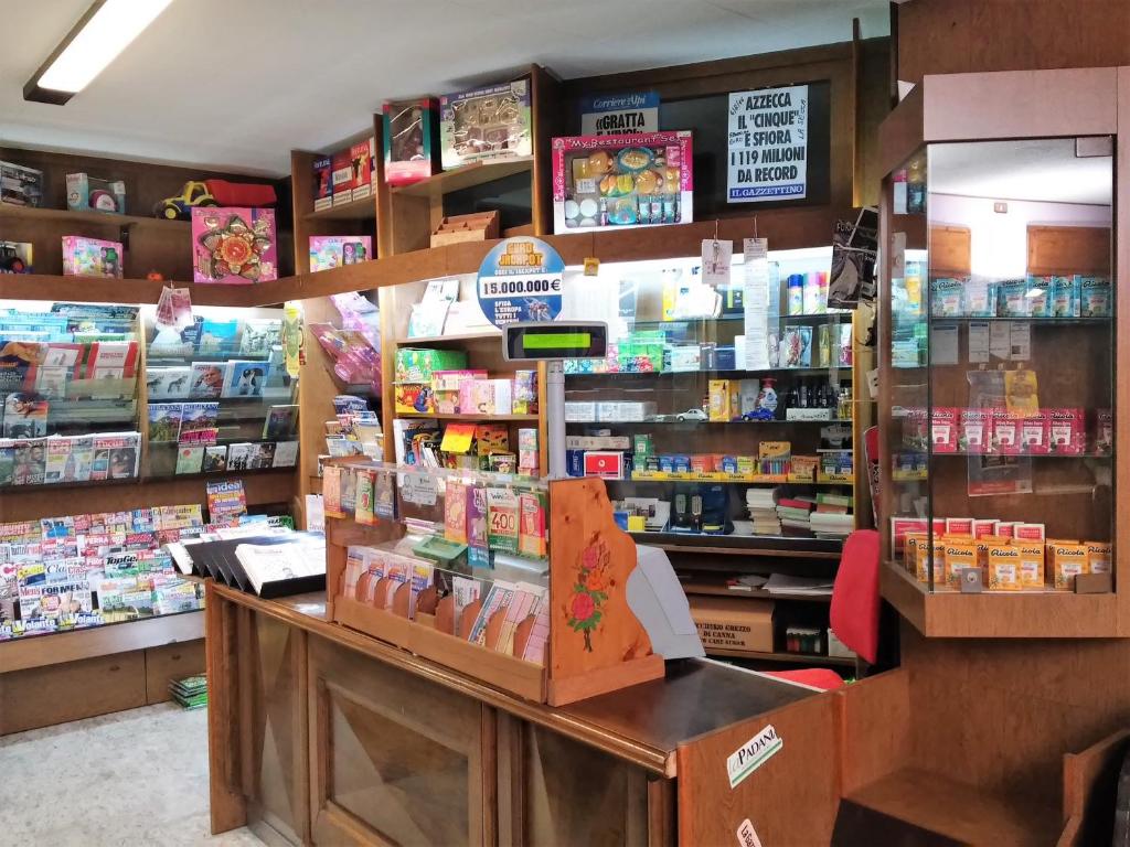Supermarket nebo jiné obchody v  hotelu nebo okolí