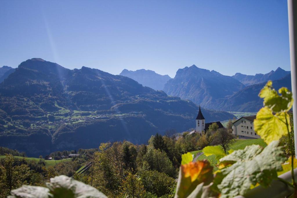 Vista generica sulle montagne o vista sulle montagne dall'interno dell'hotel