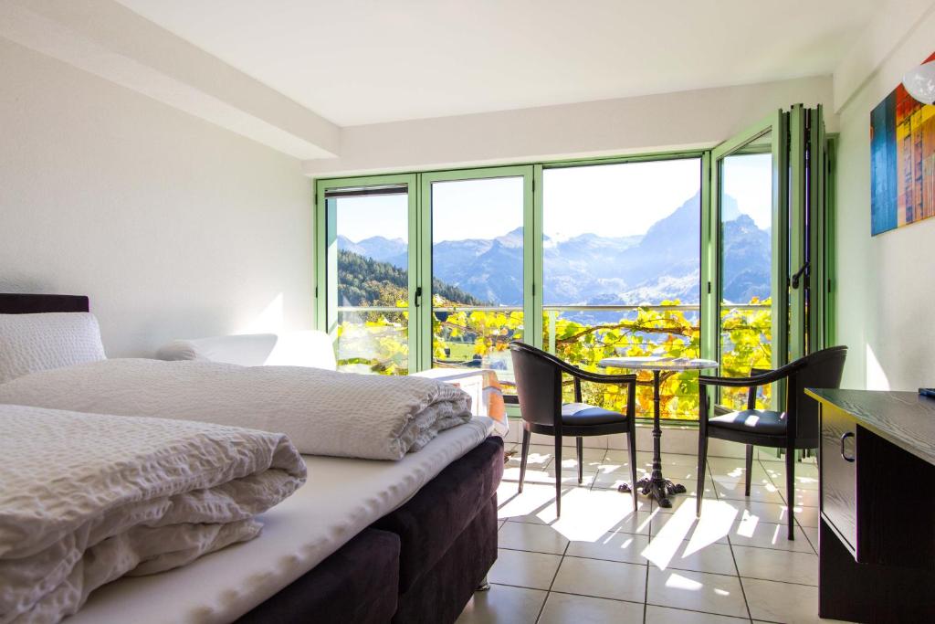 Vista generica sulle montagne o vista sulle montagne dall'interno dell'hotel