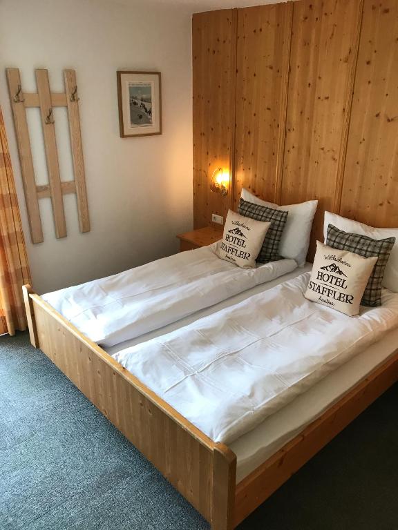 Postel nebo postele na pokoji v ubytování Hotel Staffler