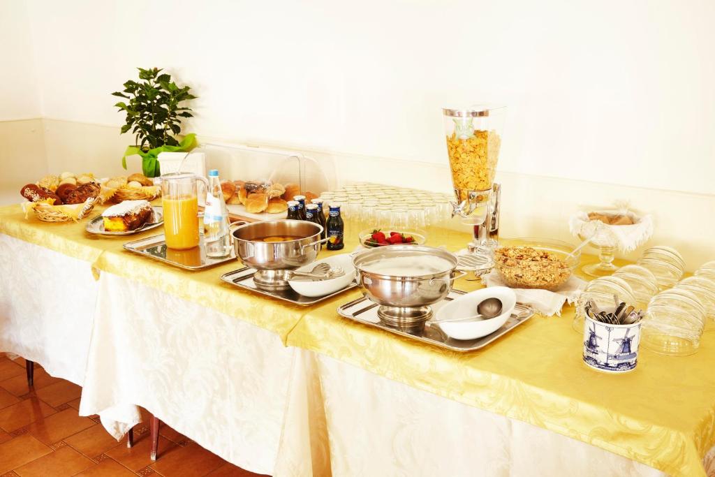 グラヴェドーナにあるAppartamento Annamariaの食べ物のビュッフェ付きテーブル