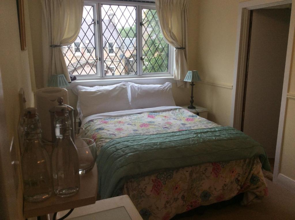 ein kleines Schlafzimmer mit einem Bett und einem Fenster in der Unterkunft Rosebank Guest House in Inverness