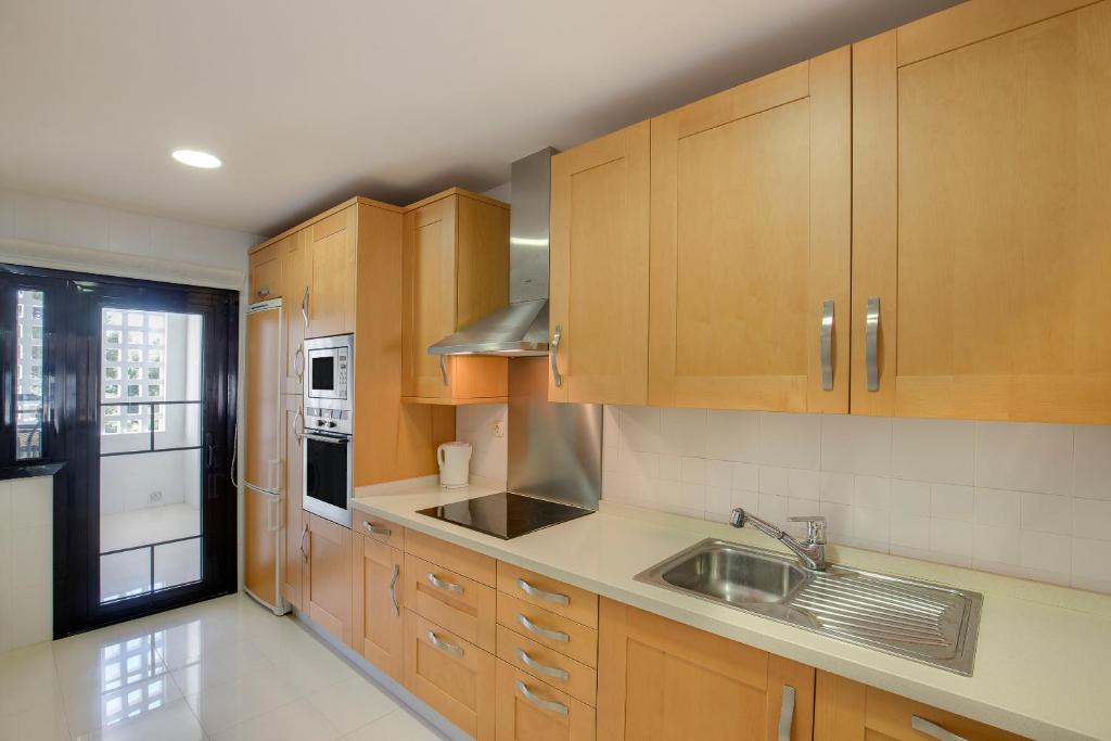 A kitchen or kitchenette at Mimosas Suites Banús