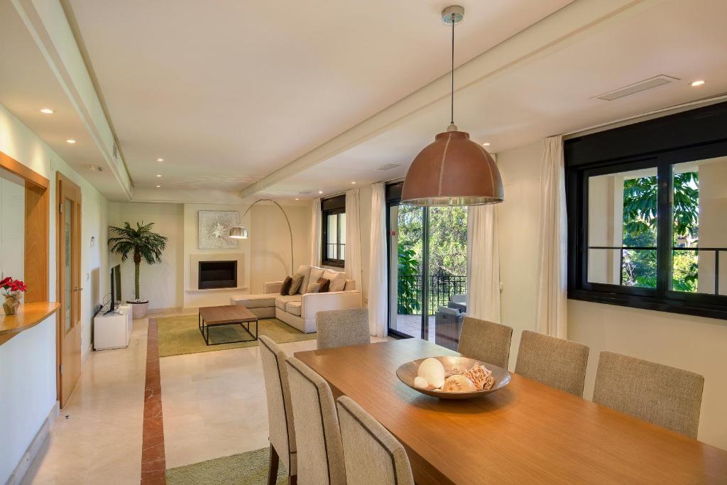 A seating area at Mimosas Suites Banús