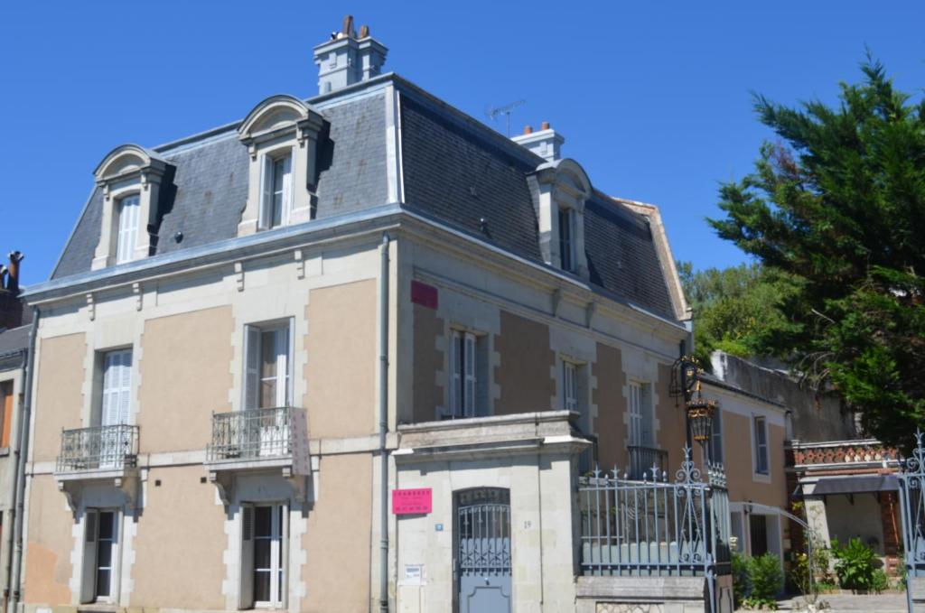 un vecchio edificio con una croce sopra di Lit en Loire a Saint-Cyr-sur-Loire