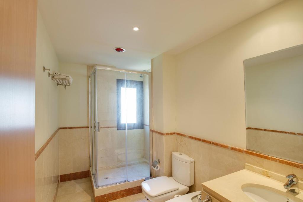 A bathroom at Mimosas Suites Banús