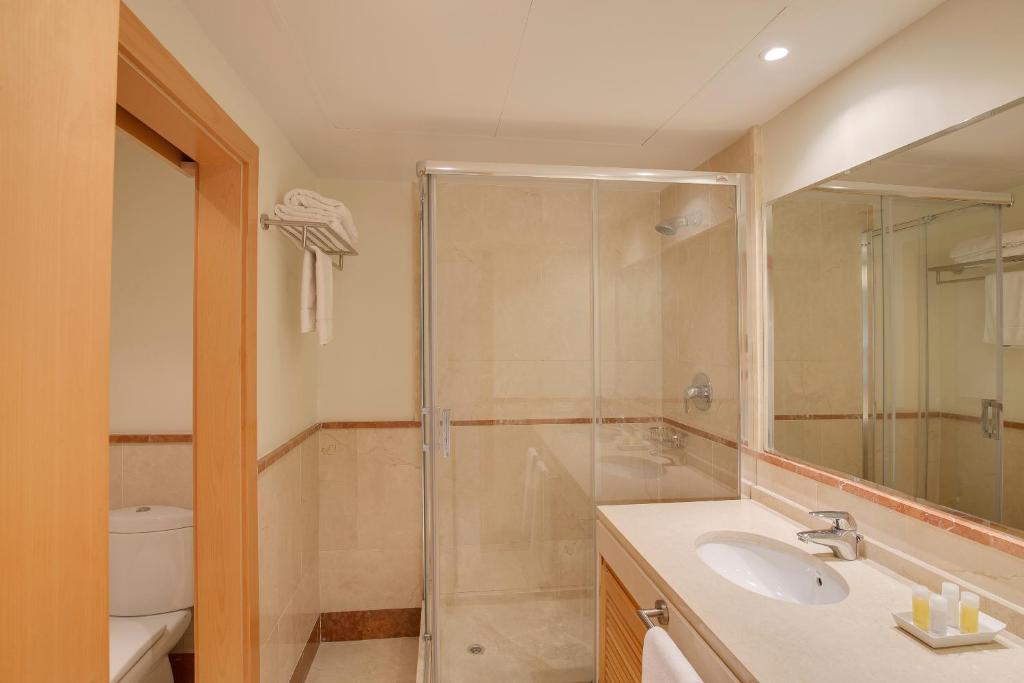 A bathroom at Mimosas Suites Banús