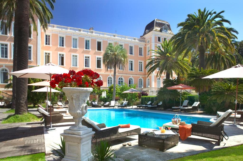 The swimming pool at or close to Hôtel l'Orangeraie