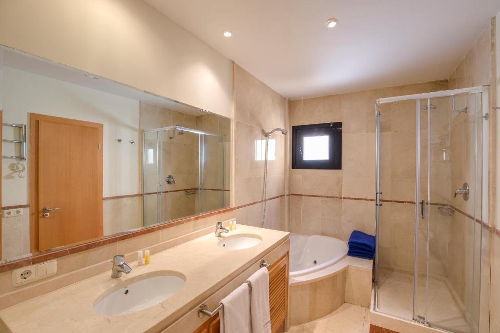 A bathroom at Mimosas Suites Banús