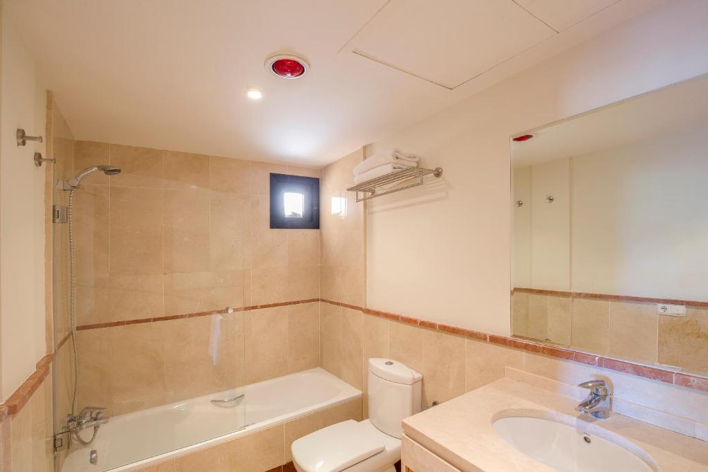 A bathroom at Mimosas Suites Banús