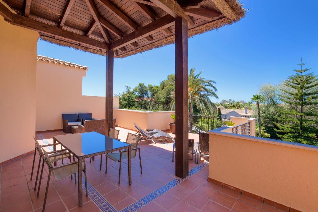 A balcony or terrace at Mimosas Suites Banús