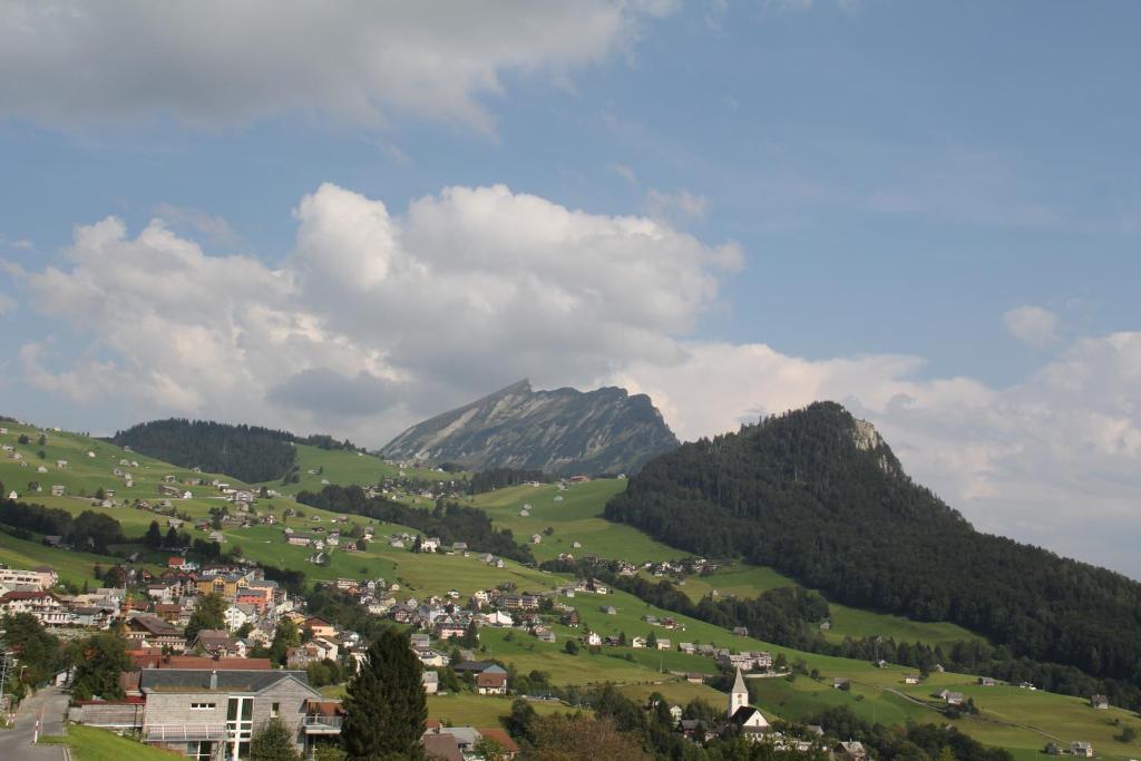 Vista generica sulle montagne o vista sulle montagne dall'interno dell'hotel