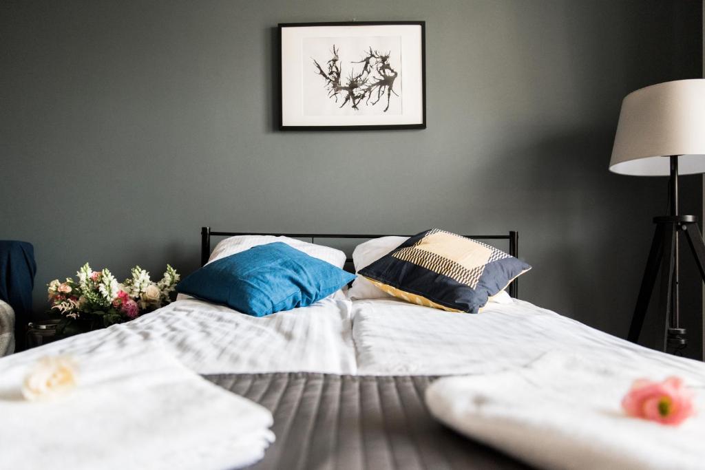 łóżko z poduszkami w sypialni w obiekcie 3D Poznańska 6 Apartament w Krakowie