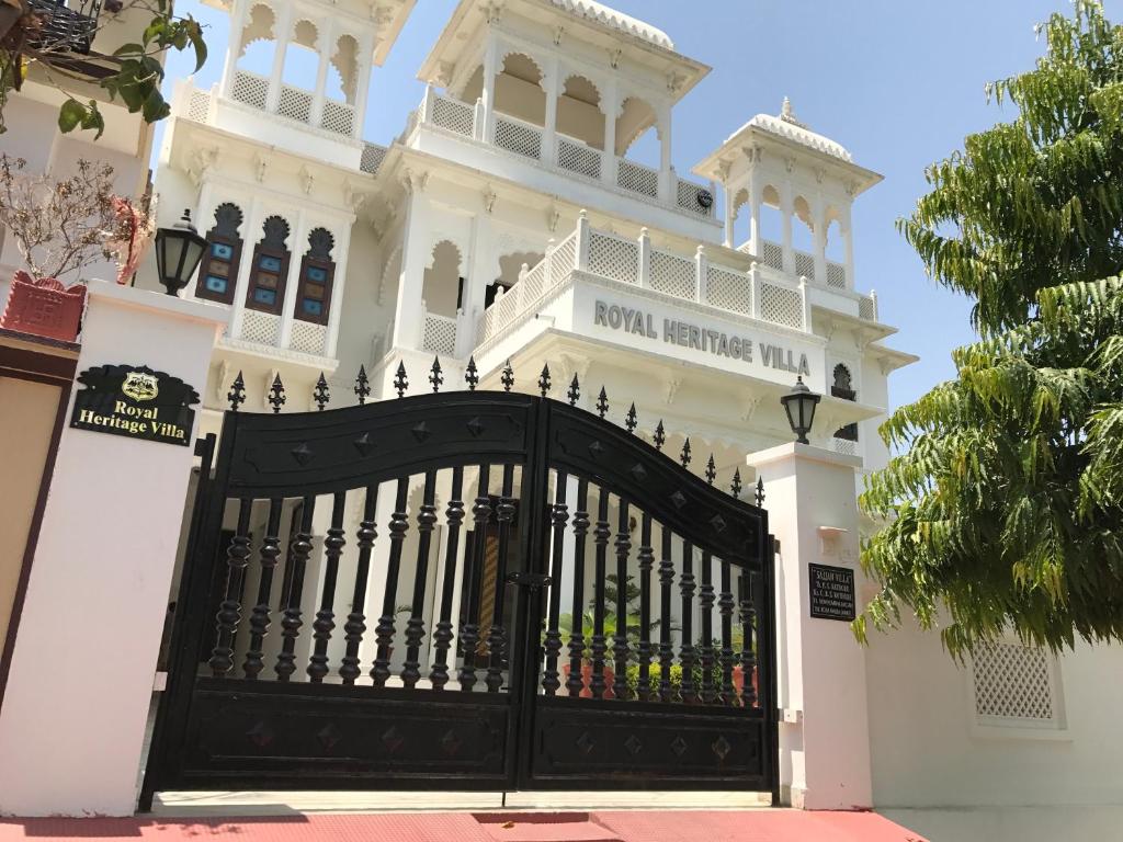 Czarna brama przed białym budynkiem w obiekcie Royal Heritage Villa Udaipur w mieście Udaipur