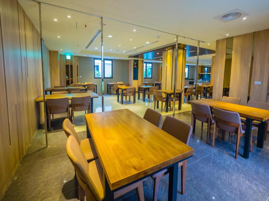 Restaurace v ubytování 薇風情汽車旅館 - 鳳山館