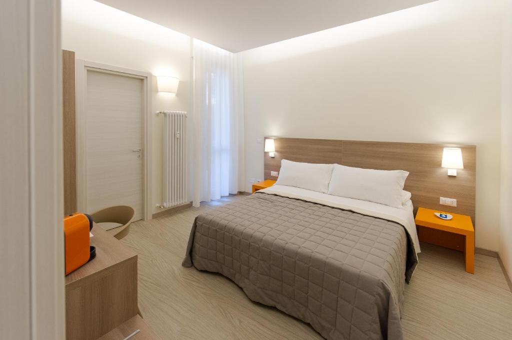 ボローニャにあるSAN FELICE 135のベッドルーム1室(大型ベッド1台付)