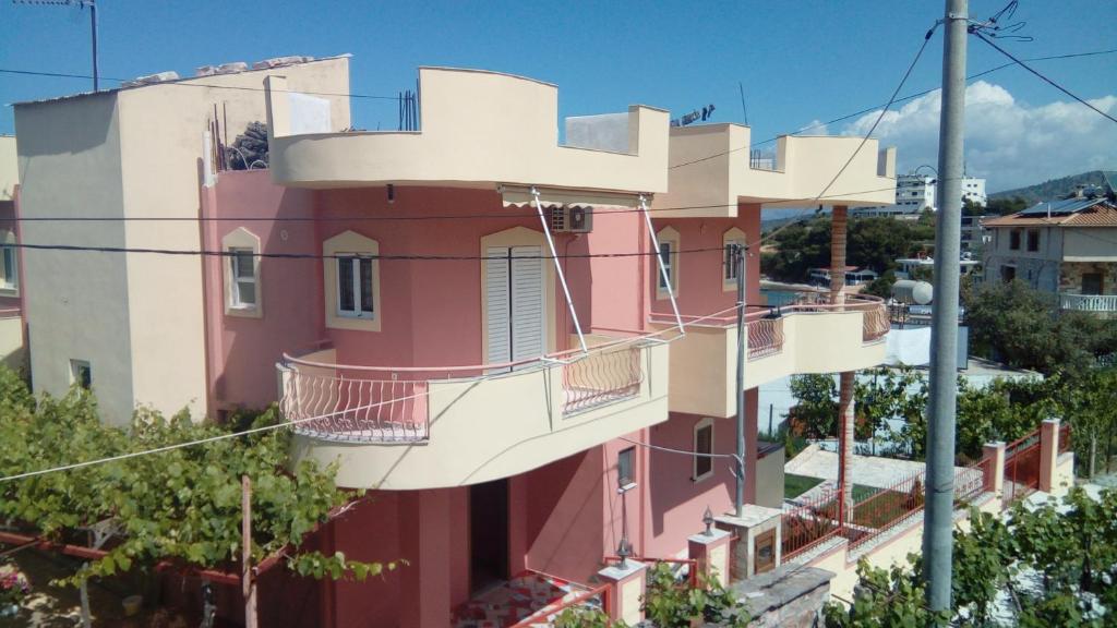 Un edificio con balcones a los lados. en Studio Alexis, en Ksamil