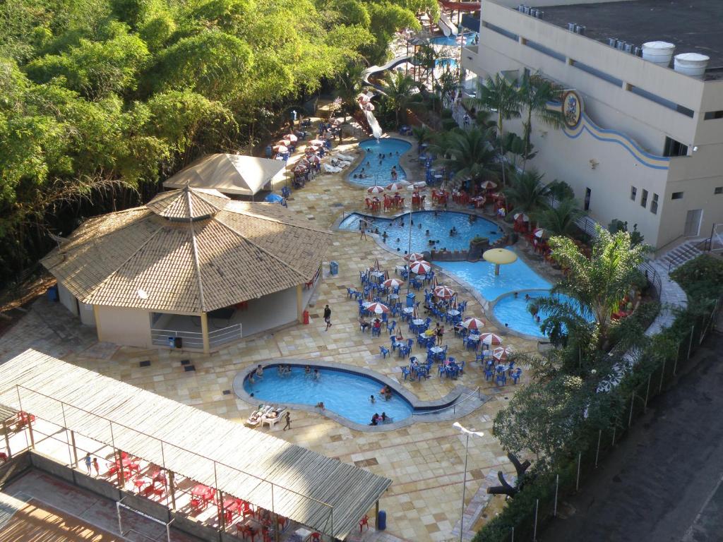 una vista aérea de una piscina en un complejo en Apartamento Golden Dolphin Grande Hotel - Achei Férias, en Caldas Novas