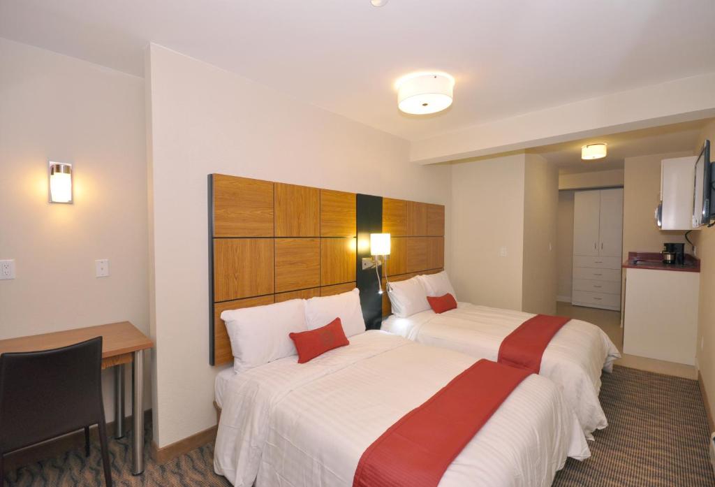 Habitación de hotel con 2 camas y escritorio en Hotel Five44 en Nueva York