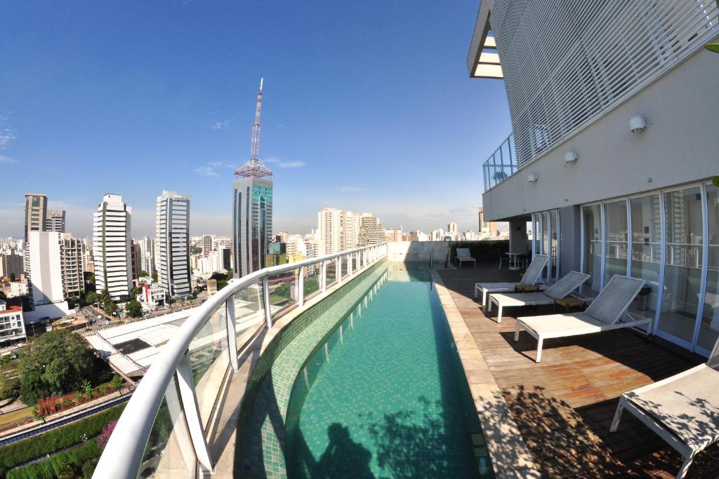 - Balcón con piscina en un edificio en Seja Paulista Residence, en São Paulo