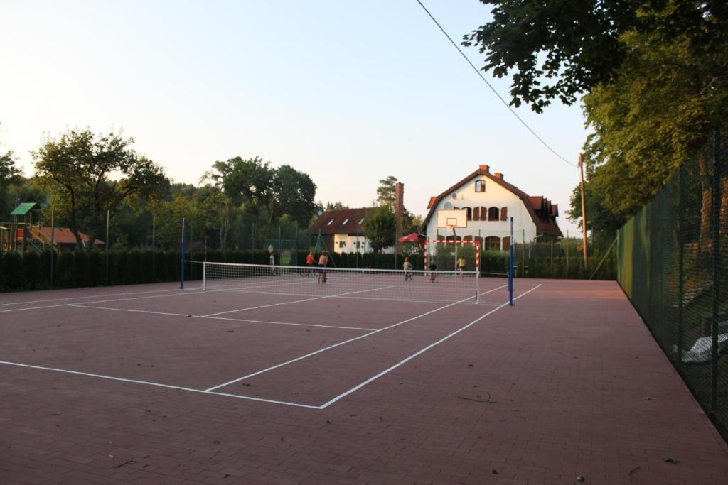 Tenis alebo squash v ubytovaní Osada Ulnowo - Holliday & Party House alebo jeho okolí