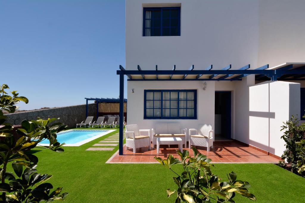 Villa con piscina y césped en Villa Lobos, en Playa Blanca