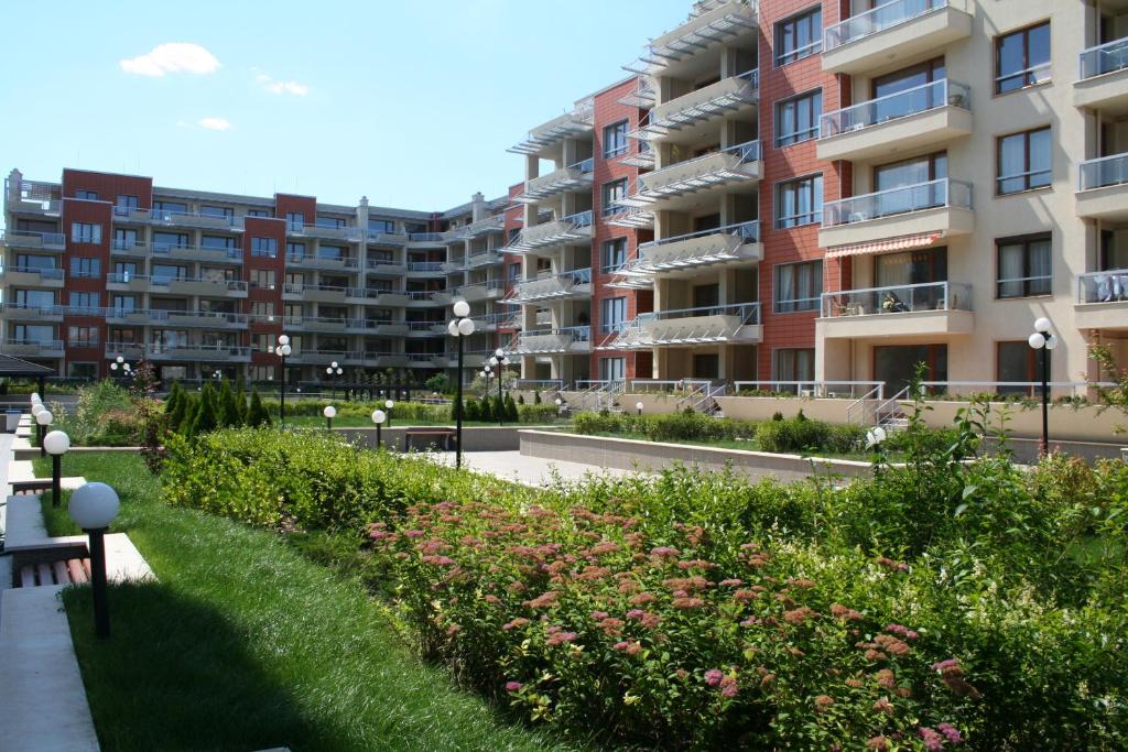ポモリエにあるApartments Heliosの大きなアパートメントビルの前の公園