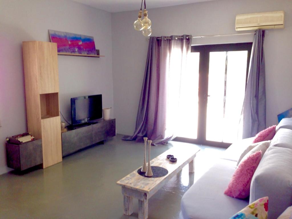 TV a/nebo společenská místnost v ubytování Heraklion Gortyn Phaistos House