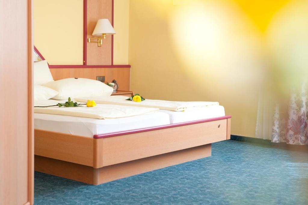 sypialnia z dużym łóżkiem i lustrem w obiekcie Hotel Restaurant Osterbauer w mieście Neunkirchen