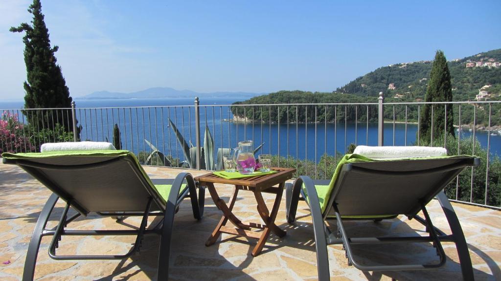 GimariにあるAlkinoos Villa #1のパティオ(椅子2脚、水辺の景色を望むテーブル付)