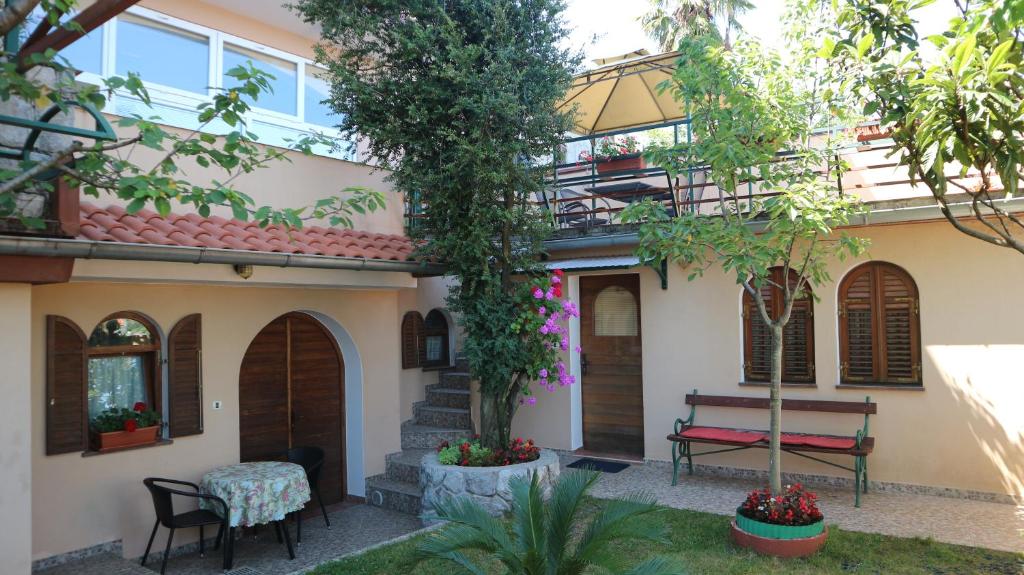 Vonkajšia záhrada v ubytovaní Apartments Komel