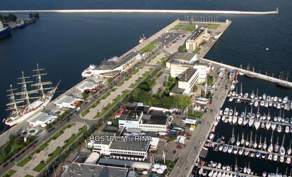 una vista aérea de un puerto deportivo con embarcaciones acorraladas en Hostel Marina, en Gdynia