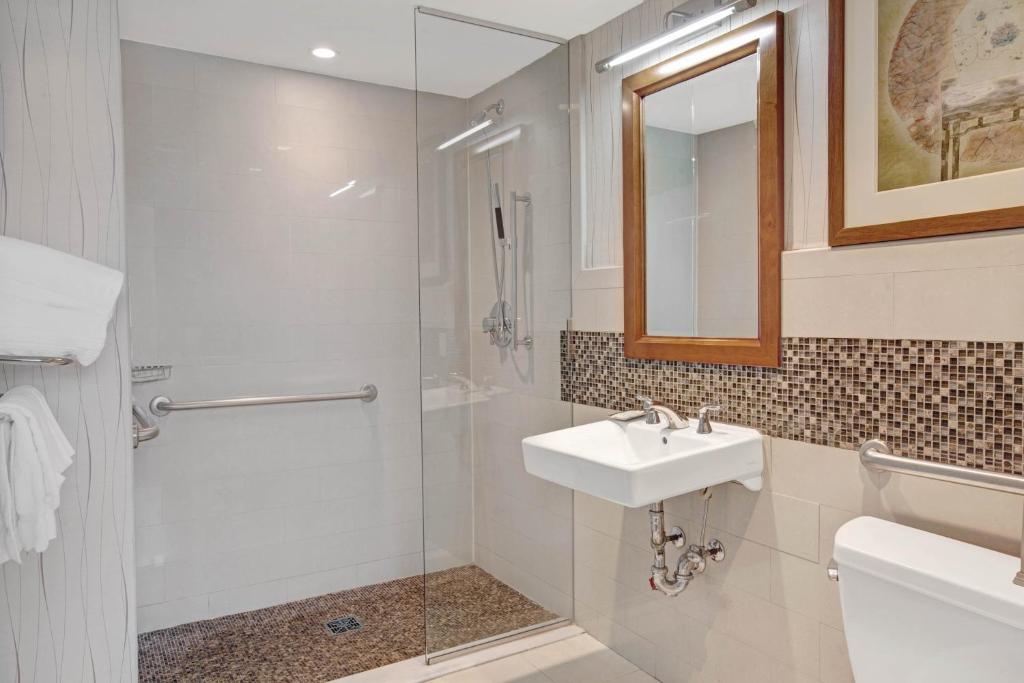 Wyndham Garden Chinatown - Queen Room - Mobility Access