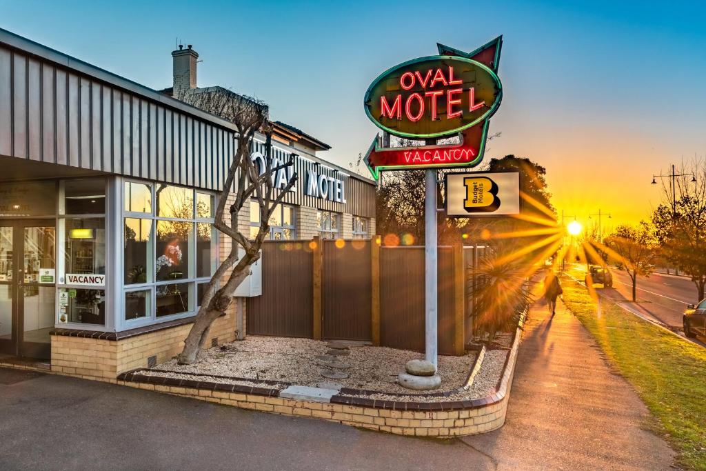 un motel con un cartel delante en Bendigo Oval Motel en Bendigo
