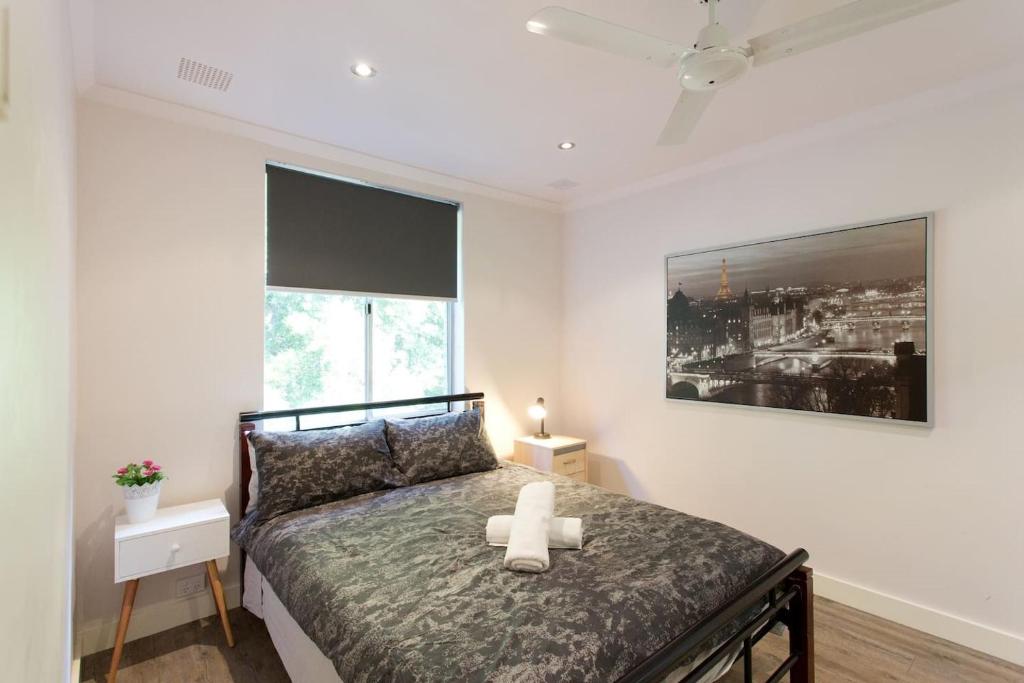 A bed or beds in a room at Prime Time Stays - Osborne Park
