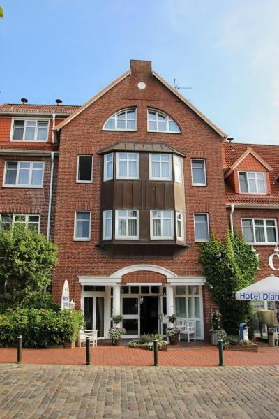 a large red brick building on a brick street at Hotel Diamant in Wedel