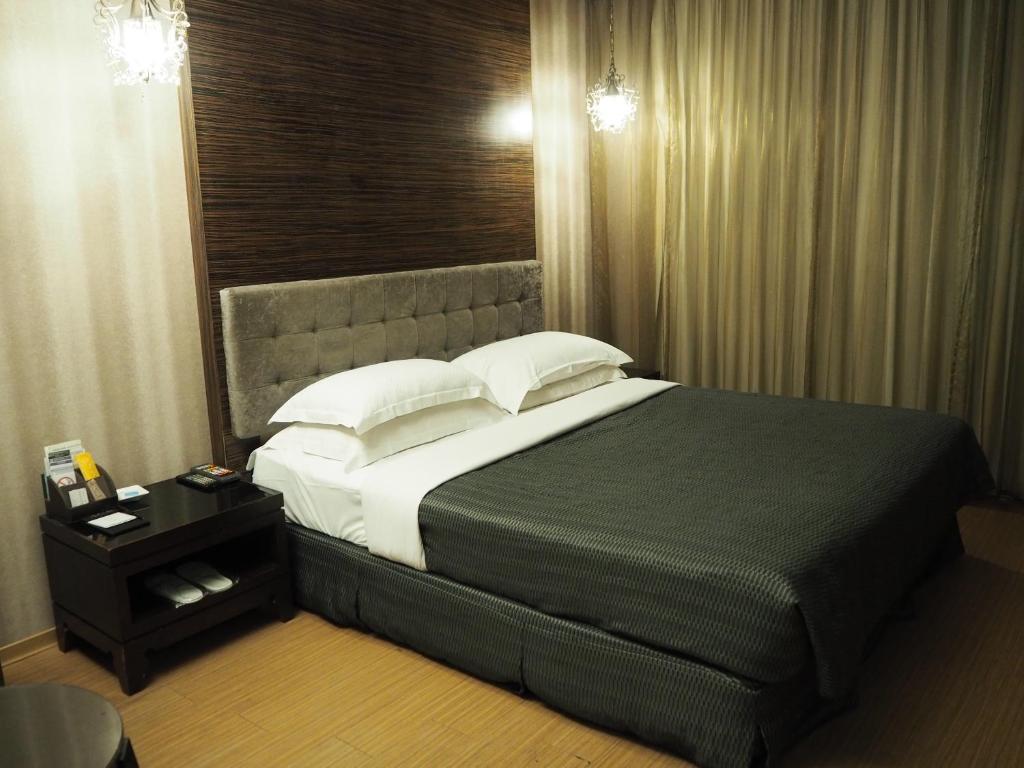 Postel nebo postele na pokoji v ubytování The Riverside Hotel & Motel