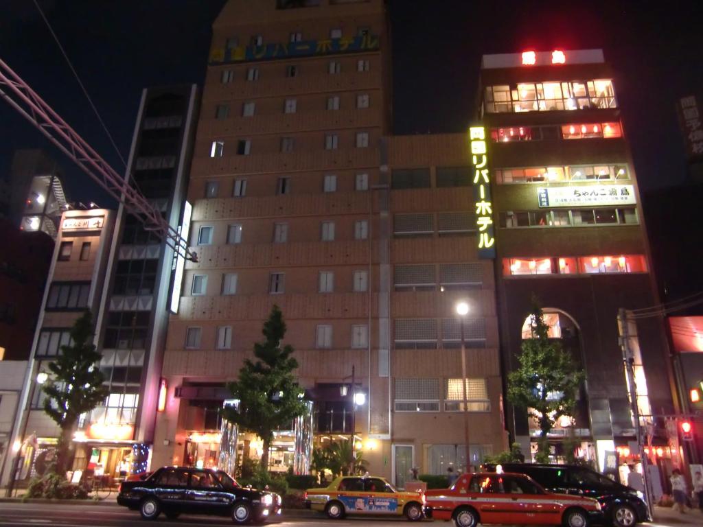 東京にある両国リバーホテルの建物前に停車する車両群