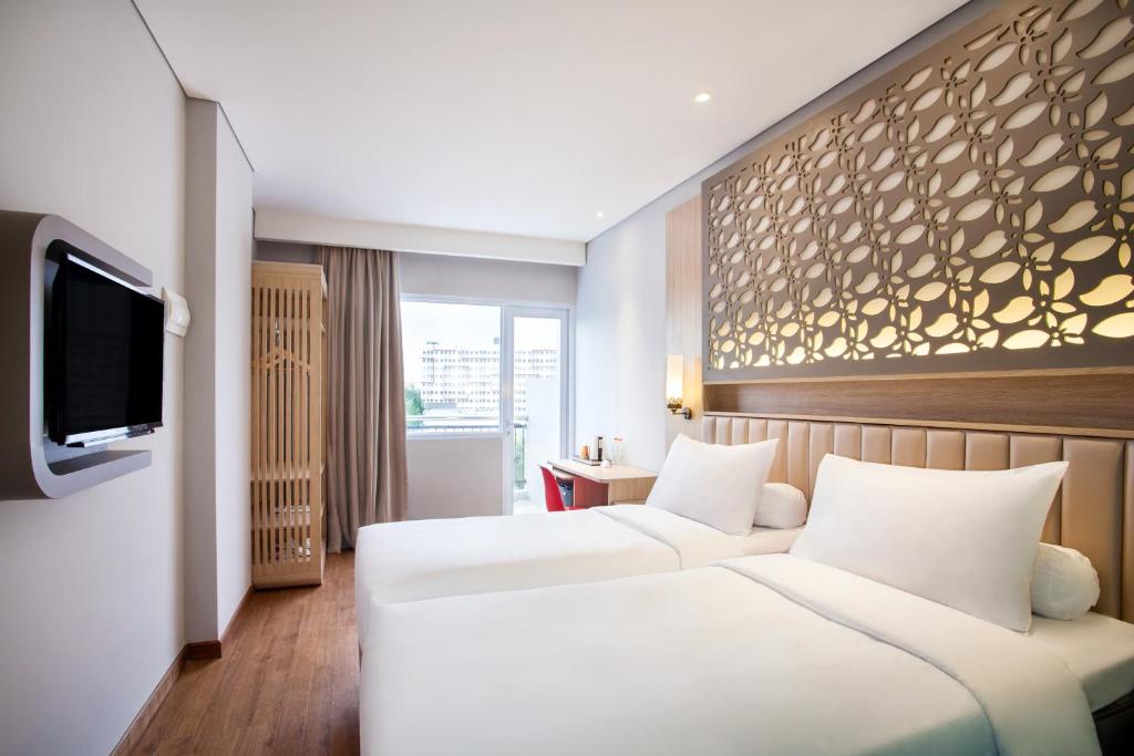 Postel nebo postele na pokoji v ubytování ibis Styles Cikarang