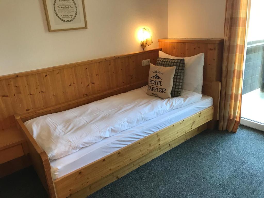Postel nebo postele na pokoji v ubytování Hotel Staffler