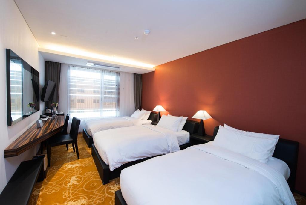Postel nebo postele na pokoji v ubytování Hotel Leo