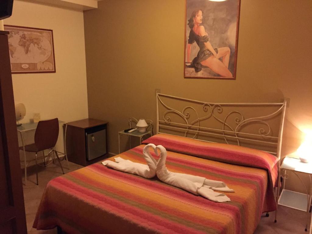 Postel nebo postele na pokoji v ubytování B&B Epos Acitrezza