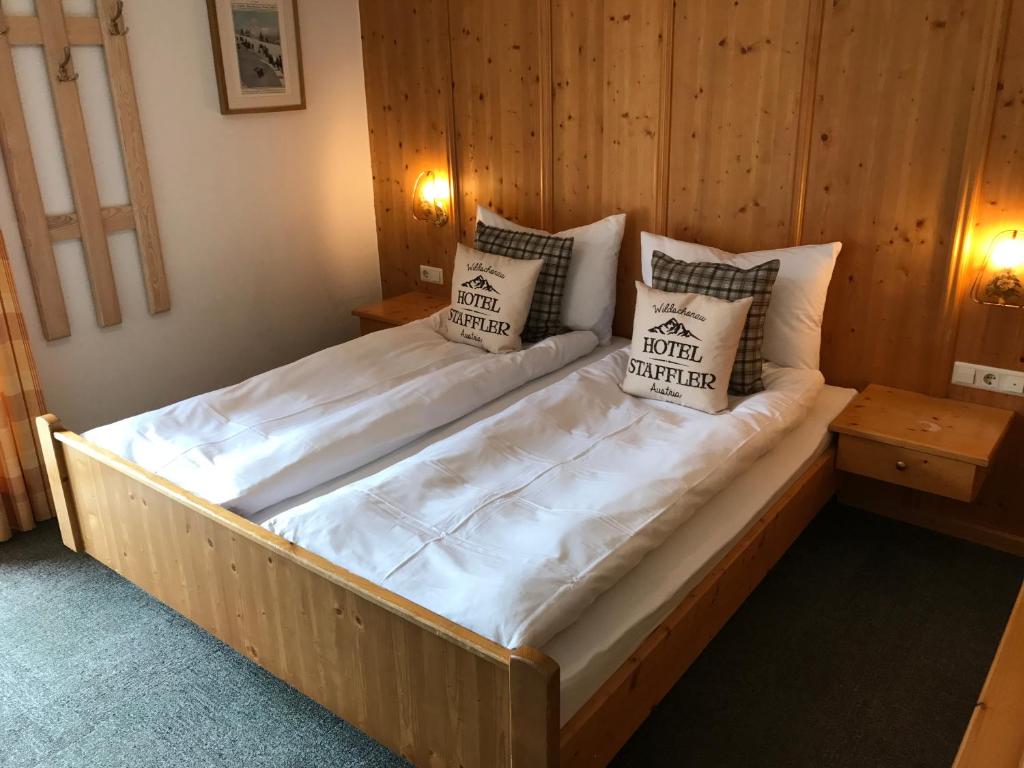 Postel nebo postele na pokoji v ubytování Hotel Staffler